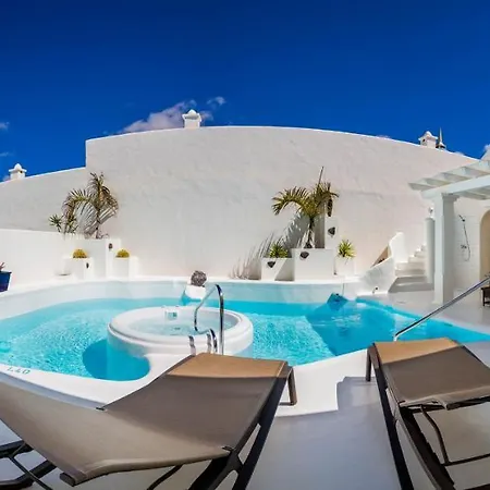 Villa Sleeps 6 With Pool And Wifi